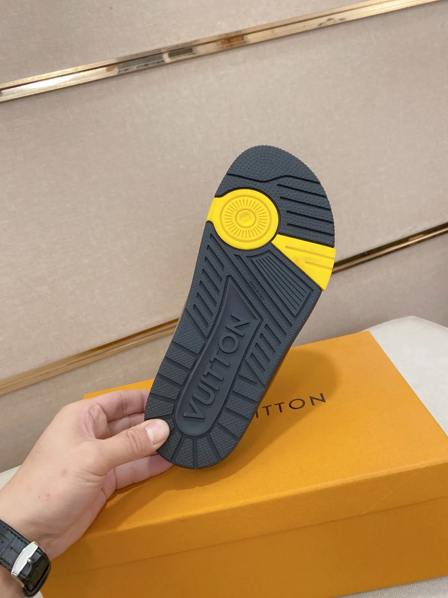 Factory price: 420💰Made by LV🔍Top purchasing agent. Men's spring and summer slippers are available at the same counter. The uppers are made of cowhide imported from Italy. High-quality craftsmanship, soles: original soles specially provided by the original factory, exclusive movable molded soles are super comfortable, original factory follow-up goods, 🔍🔍high quality, can be entered and exited the counter at will, welcome to compare, code number 38-44. Can be customized45